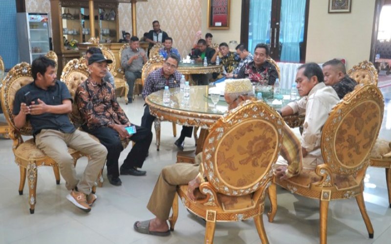 PERTEMUAN. Pj.Gubernur Sulbar, Bahtiar Baharuddin, melakukan pertemuan dengan pengurus Kelompok Tani Nelayan Andalan (KTNA) dan Wahana Lingkungan Hidup Indonesia (WALHI) Sulbar di Rujab Gubernur Sulbar, Kamis (12/9/2024). foto: istimewa