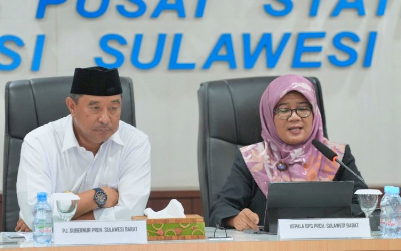 BERI KETERANGAN. Kepala BPS Provinsi Sulbar Tina Wahyufitri didampingi Pj Gubernur Sulbar Bahtiar Baharuddin memberikan keterangan kepada media, Senin (2/9/2024). foto: istimewa