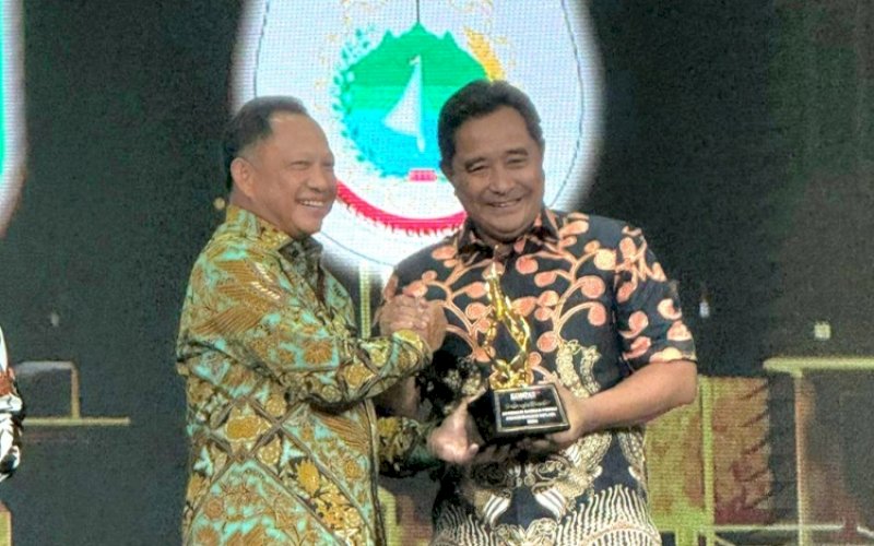PENGHARGAAN. Pj Gubernur Sulbar Bahtiar Baharuddin menerima penghargaan nasional dengan kategori Daerah Peduli Pengendalian Inflasi yang diserahkan Menteri Dalam Negeri Tito Karnavian, saat menghadiri acara Malam Puncak HUT Kompas TV ke-13 di The Tribata Hotel, Jakarta, Rabu (11/9/2024). foto: istimewa
