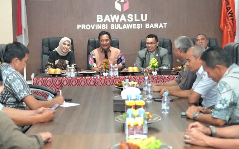SILATURAHMI. Pj Gubernur Sulbar, Bahtiar Baharuddin, melakukan kunjungan silaturahmi ke Kantor Bawaslu.Provinsi Sulbar di Mamuju, Minggu (8/9/2024). foto: istimewa