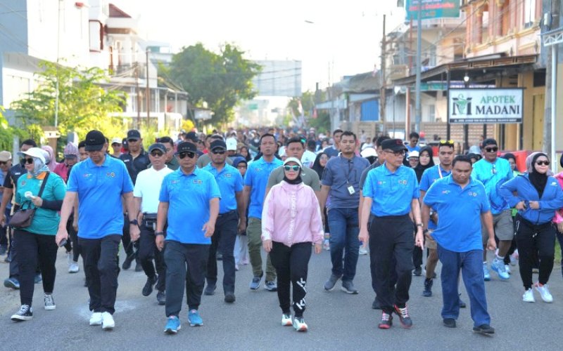 JALAN SEHAT. Pj Gubernur Sulbar, Bahtiar Baharuddin, ikut jalan sehat dalam rangka Pekan Keselamatan Jalan 2024 yang diselenggarakan Kementerian Perhubungan di Mamuju, Sulbar, Minggu (15/9/2024). foto: istimewa