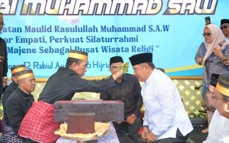 MAULID. Pj Gubernur Sulbar, Bahtiar Baharuddin, mengikuti rangkaian peringatan Maulid Nabi Muhammad SAW 1446 H yang digelar masyarakat Poralle Salabose, di Majene, Minggu (15/9/2024). foto: istimewa
