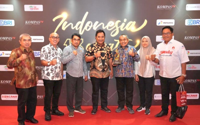 PENGHARGAAN. Pj Gubernur Sulbar Bahtiar Baharuddin bersama rombongan, usai menerima penghargaan nasional dengan kategori Daerah Peduli Pengendalian Inflasi yang diserahkan Menteri Dalam Negeri Tito Karnavian, saat menghadiri acara Malam Puncak HUT Kompas TV ke-13 di The Tribata Hotel, Jakarta, Rabu (11/9/2024). foto: istimewa