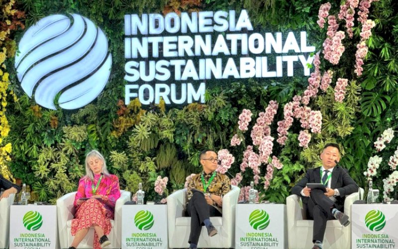ISF 2024. Direktur dan Chief of Sustainability and Corporate Affairs Officer PT Vale Indonesia, Bernardus Irmanto (tengah), menjadi salah satu panelis pada diskusi panel bertema &lsquo;Mengungkap Solusi Penyimpanan Energi: Peran Penting Mineral Kritis&rsquo; di ajang Indonesia International Sustainability Forum (ISF) 2024, yang diselenggarakan di Jakarta, 5-6 September 2024. foto: istimewa