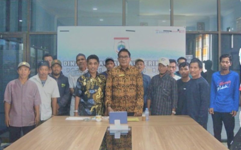 BANTUAN. Dinas Kelautan dan Perikanan (DKP) Provinsi Sulbar menyerahkan bantuan kepada nelayan di Kantor DKP Sulbar, Kamis (26/9/2024). foto: istimewa