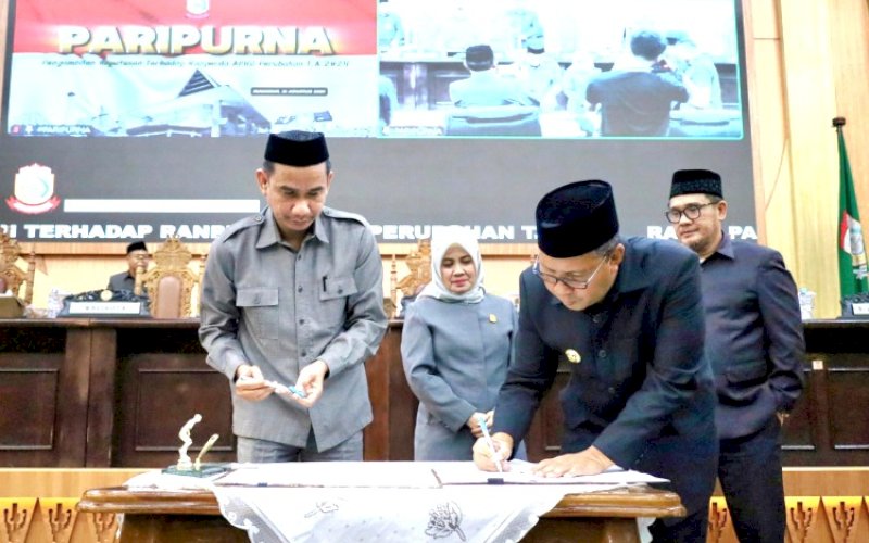 PENANDATANGANAN. Wali Kota Makassar, Moh Ramdhan Pomanto, menandatangani Ranperda Perubahan APBD Tahun Anggaran 2024 yang disahkan menjadi Perda melalui Rapat Paripurna di DPRD Kota Makassar, Sabtu (31/8/2024) malam. foto: istimewa