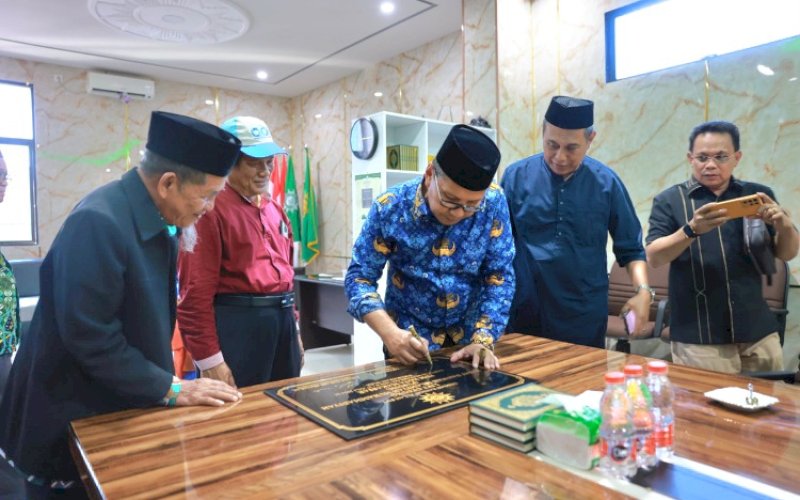 PERESMIAN. Wali Kota Makassar, Moh Ramdhan Pomanto, menandatangani prasasti peresmian pemanfaatan lift Gedung Pusat Dakwah Muhammadiyah Makassar, Selasa (17/9/2024) sore. foto: istimewa