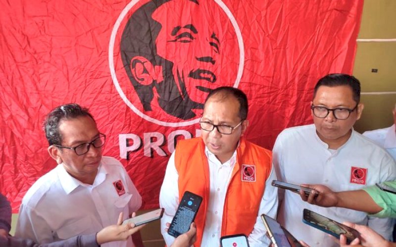 DUKUNGAN. Relawan Joko Widodo (Jokowi), Projo secara resmi menyatakan dukungannya kepada Moh Ramdhan Pomanto-Azhar Arsyad pada Pilgub Sulsel 2024 di Sekretariat Pemenangan Projo, Jl Serigala, Kota Makassar, Jumat (13/9/2024). foto: istimewa