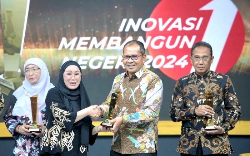 TERIMA PENGHARGAAN. Wali Kota Makassar, Moh Ramdhan Pomanto, menerima penghargaan Inovasi Membangun Negeri 2024 untuk kategori inovasi pelayanan publik dari salah satu televisi swasta nasional di Rusuna Epicentrum Studio TVOne The Converegence Indonesia, Jakarta Selatan, Jumat (20/9/2024) malam. foto: istimewa