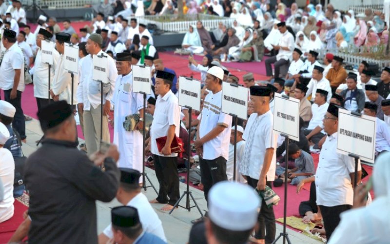 PELANTIKAN. Wali Kota Makassar, Moh Ramdhan Pomanto, melantik 32 orang Unit Pengumpul Zakat (UPZ) yang tergabung dalam Perusahaan Milik Daerah (Perusda) di Anjungan Pantai Losari Makassar, Minggu (8/9/2024) pagi. foto: istimewa