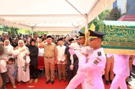 Tangis Danny Pomanto Pecah Saat Upacara Pelepasan Jenazah Almarhum Syahrial