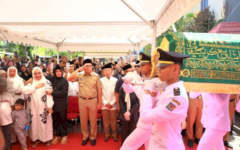 PELEPASAN. Wali Kota Makassar Moh Ramdhan Pomanto melapas jenazah almarhum Camat Ujung Pandang Syahrial Syamsuri di Rumah Duka, Jumat (6/9/2024). foto: istimewa