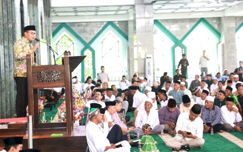 MAULID. Wali Kota Makassar, Moh Ramdhan Pomanto, bersama pengurus dan jemaah Masjid Al-Markaz Al-Islami Makassar memperingati Maulid Nabi Muhammad SAW, Sabtu (21/9/2024). foto: istimewa
