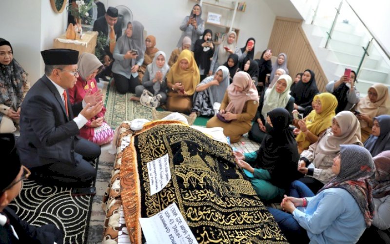MELAYAT. Wali Kota Makassar Moh Ramdhan Pomanto melayat ke rumah duka almarhum Kabag Perekonomian Pemkot Makassar I Dewa Gde Widya Dharma di Kompleks Pemda Blok E 25 No 3, Rappocini, Kota Makassar, Senin (9/9/2024). foto: istimewa