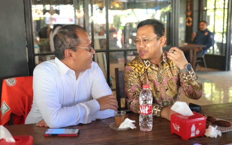 NGOPI BARENG. Calon Gubernur Sulsel nomor urut 1 Moh Ramdhan Pomanto ngopi bareng Calon Bupati Gowa Amir Uskara di Warkop Coffee 36, Sungguminasa, Kabupaten Gowa, Senin (30/9/2023). foto: istimewa