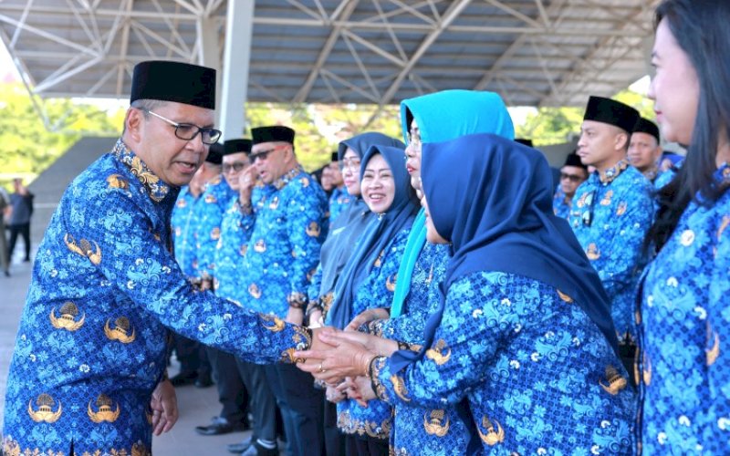 BERSALAMAN. Wali Kota Makassar, Moh Ramdhan Pomanto, menyalami para pegawai usai memimpin Upacara Hari Kesadaran Nasional di Lapangan Karebosi Makassar, Selasa (17/9/2024). foto: istimewa