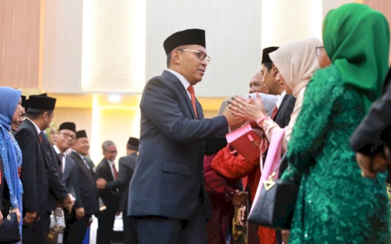 UCAPAN SELAMAT. Wali Kota Makassar, Moh Ramdhan Pomanto, menyampaikan ucapan selamat atas pengambilan sumpah/jabatan para Anggota DPRD Kota Makassar periode 2024-2029 pada Rapat Paripurna Pengucapan Sumpah/Jabatan Anggota DPRD Kota Makassar Masa Jabatan 2024-2029 di Kantor DPRD Makassar, Senin (9/9/2024). foto: istimewa