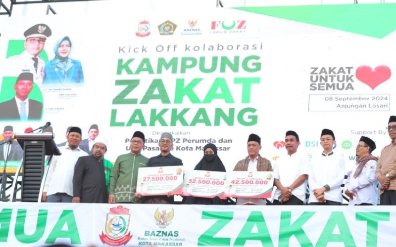BONUS. Wali Kota Makassar, Moh Ramdhan Pomanto, menyerahkan bonus kepada pemenang MTQ XXXIII Tingkat Provinsi Sulsel, usai pelaksanaan Gerakan Makassar Salat Subuh Berjemaah (GMSSB) di Anjungan Pantai Losari Makassar, Minggu (8/9/2024). foto: istimewa