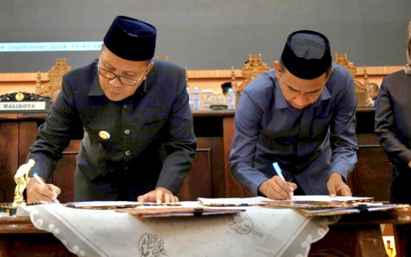 PENGESAHAN. Wali Kota Makassar Moh Ramdhan Pomanto dan Ketua DPRD Kota Makassar Rudianto Lallo menandatangani pengesahan empat Ranperda menjadi Perda dalam Rapat Paripurna di DPRD Kota Makassar, Jumat (6/9/2024) malam. foto: istimewa