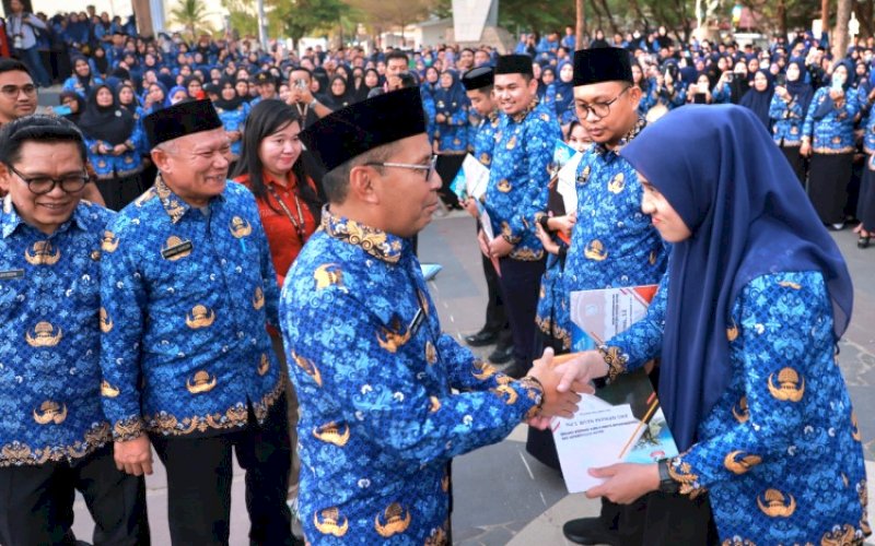 PENYERAHAN SK. Wali Kota Makassar, Moh Ramdhan Pomanto, menyerahkan SK Penyesuaian Masa Kerja 4.067 orang Pegawai Pemerintah dengan Perjanjian Kerja (PPPK) Formasi 2021, 2022, 2023 Tahun 2024 lingkup Pemkot Makassar di Anjungan Pantai Losari Makassar, Jumat (13/9/2024). foto: istimewa