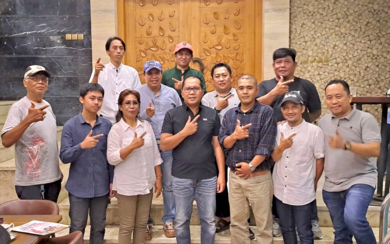 SILATURAHMI. Calon Gubernur Sulsel, Mohammad Ramdhan Pomanto, saat menerima kunjungan silaturahmi sejumlah eks relawan Nurdin Abdullah yang berasal dari Luwu Raya, Toraja, dan Toraja Utara di kediamannya di Jl Amirullah, Kota Makasar, Kamis (5/9/2024) malam. foto: istimewa