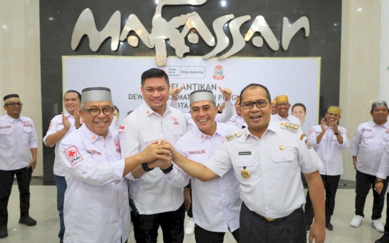 KEAKRABAN. Wali Kota Makassar, Moh Ramdhan Pomanto, bersama Ketua PMI Sulsel.Adnan Purichta Ichsan, Ketua PMI Kota Makassar Syamsu Rizal, dan mantan Wali Kota Makassar Ilham Arief Sirajuddin tampil akrab usai mengukuhkan Tim Pengembangan Program dan Tim Siaga Bencana Berbasis Masyarakat (SIBAT) PMI Kota Makassar periode 2024-2029 di Baruga Anging Mammiri, Rujab Wali Kota Makassar, Rabu (18/9/2024). foto: istimewa