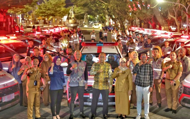 PENINJAUAN. Wali Kota Makassar, Moh Ramdhan Pomanto, meninjau mobil ambulance bantuan Kementerian Kesehatan (Kemenkes) di Anjungan City of Makassar, Selasa (24/9/2024). foto: istimewa