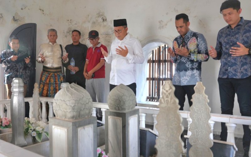 ZIARAH. Wali Kota Makassar Moh Ramdhan Pomanto menyempatkan diri berziarah ke makam Hj Andi Soji Datu Kanjenne Datu Suppa XXVIII yang juga merupakan istri dari Andi Abdullah Bau Massepe Datu Suppa XXVII di Kota Parepare, Kamis (19/9/2024). foto: istimewa