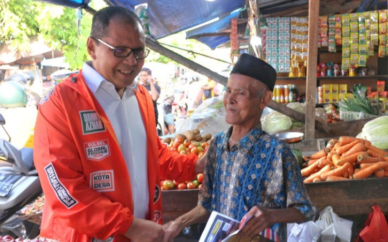 DANNY MENYAPA. Calon Gubernur Sulsel, Moh Ramdhan Pomanto, menyapa pedagang saat berkunjung ke Pasar Induk Minasa Maupa, Sungguminasa, Kabupaten Gowa, Senin (30/9/2024) pagi. foto: istimewa