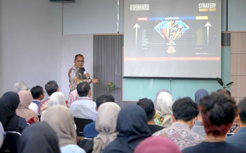 PEMBICARA. Wali Kota Makassar, Moh Ramdhan Pomanto, menjadi pembicara pada Kuliah Perdana Semester I tahun ajaran 2024/2025 Mahasiswa Magister Arsitektur dan Rancang Kota Sekolah Arsitektur Perencanaan dan Pengembangan Kebijakan (SAPPK) Institut Teknologi Bandung (ITB), Jumat (20/9/2024). foto: istimewa