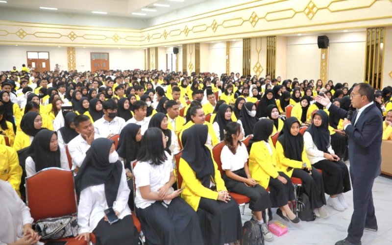 PEMBICARA. Wali Kota Makassar, Moh Ramdhan Pomanto, menjadi pembicara di hadapan peserta Orientasi Studi Mahasiswa Baru (OSMB) Tahun Ajaran 2024/2025 di PTN Universitas Terbuka Makassar, Sabtu (14/9/2024). foto: istimewa