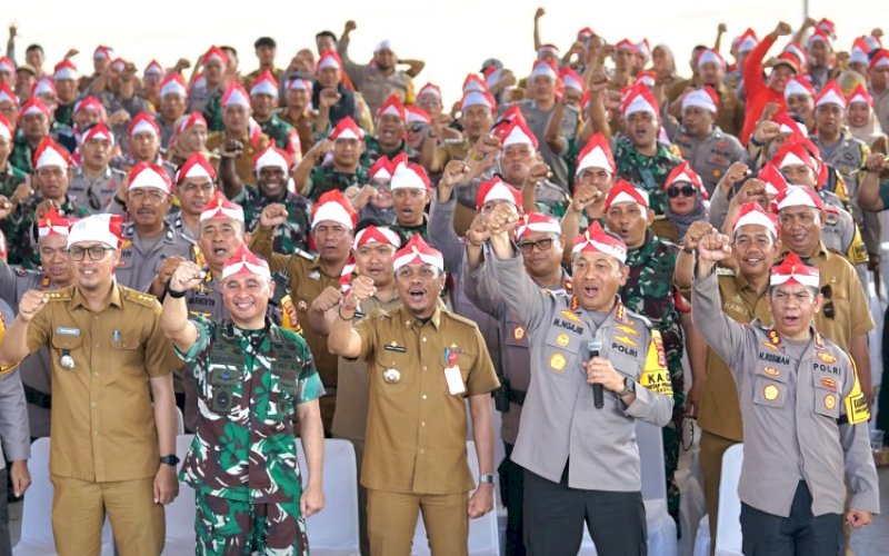 PILKADA DAMAI. Pj Sekda Kota Makassar Firman Hamid Pagarra (tengah) bersama Kapolrestabes Kota Makassar Kombes Pol Mokhamad Ngajib dan Dandim 1408/Makassar Letkol Inf Lizardo Gumay menyatakan komitmen bersama untuk mewujudkan Pilkada Damai 2024 di Tribun Lapangan Karebosi Makassar, Senin (2/9/2024). foto: istimewa