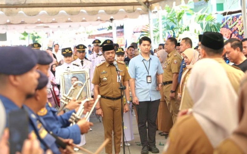 PELEPASAN. Pj Sekda Kota Makassar, Firman Hamid Pagarra, memimpin langsung upacara pelepasan jenazah Almarhum Kabag Perekonomian, I Dewa Gde Widya Dharma (Muhammad Ridwan) di Kompleks Pemda Blok E 25, No 3, Rappocini, Kota Makassar, Selasa (10/9/2024). foto: istimewa