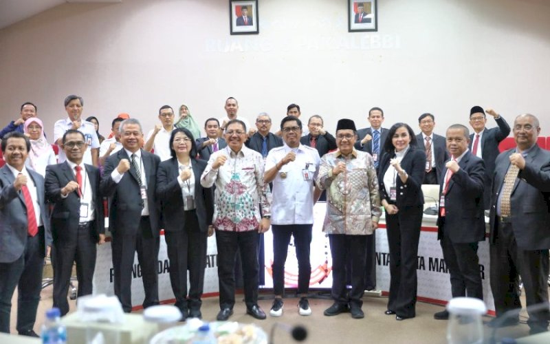 VISITASI. Pj Sekda Kota Makassar, Firman Hamid Pagarra, menerima kunjungan peserta Visitasi Kepemimpinan Nasional Pelatihan Kepemimpinan Nasional tingkat II Angkatan XXVII Kemenag RI, Badan Penelitian dan Pengembangan dan Pendidikan Pelatihan, di Ruang Sipakalebbi Balai Kota Makassar, Rabu (4/9/2024). foto: istimewa