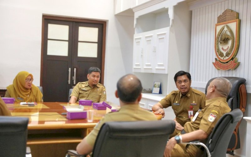 RAPAT VIRTUAL. Pj Sekda Kota Makassar, Firman Hamid Pagarra, menghadiri rapat persiapan Implementasi Portal Administrasi Pemerintahan (PAP) yang diadakan Kementerian PANRB RI secara virtual, Senin (30/9/2024). foto: istimewa