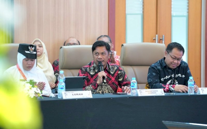 PEMAPARAN. Pj Sekda Kota Makassar Firman Hamid Pagarra didampingi Lurah Manggala Arwinah Aminuddin dan dan Plh Kepala DPMD Provinsi Sulsel AM Akbar pada pemaparan calon juara Lomba Kelurahan Tingkat Nasional 2024 di hadapan tim penilai pusat di Gedung C Ditjen Bina Pemerintahan Desa Kemendagri, Jakarta Selatan, Jumat (20/9/2024). foto: istimewa