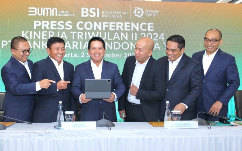 BERI KETERANGAN. Direktur Utama BSI, Hery Gunardi (ketiga kiri), bersama jajaran direksi memberikan keterangan kinerja BSI) pada kuartal II 2024 di Jakarta, Senin (2/9/2024). foto: istimewa