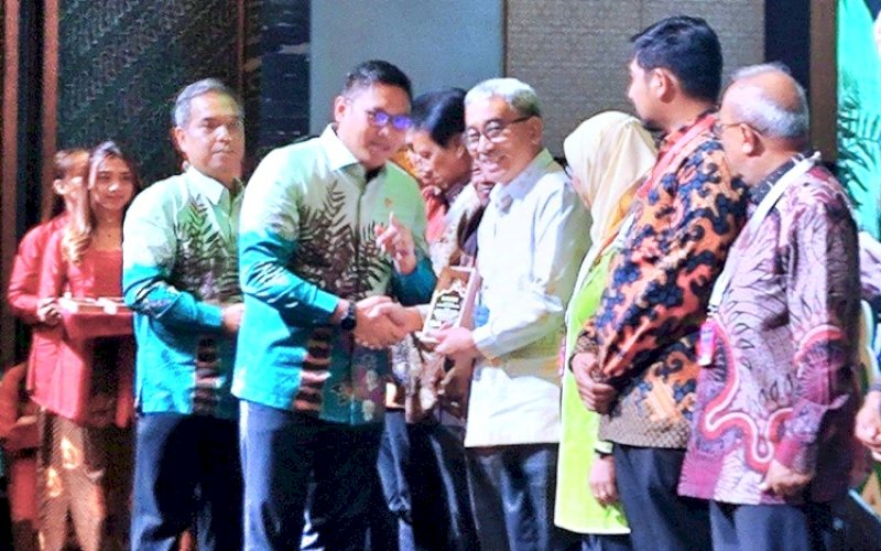 PENGHARAAN. Kepala Dinas Tanaman Pangan, Hortikultura, dan Perkebunan Provinsi Sulsel Imran Jausi mewakili Pj Gubernur Sulsel Zudan Arif Fakrulloh menerima penghargaan Anugerah Perkebunan Indonesia 2024 dari Kementerian Pertanianpada gelaran Perkebunan Indonesia Expo (Bunex) 2024 di ICE BSD, Tangerang, Banten, Kamis (12/9/2024). foto: istimewa