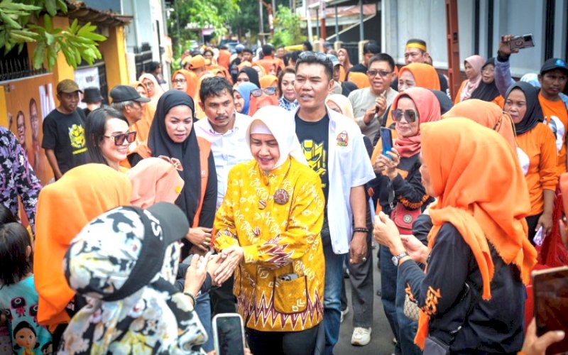SAMBUTAN. Pasangan Bakal Calon Wali Kota Makassar Indira Jusuf Ismail yang berpasangan Ilham Ari Fauzi A Uskara (INIMI) mendapatkan sambutan luar biasa saat berkunjung di Kecamatan Tallo, Jumat (13/9/2024). foto: istimewa