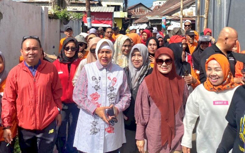 BLUSUKAN. Bakal calon Wali Kota Makassar, Indira Jusuf Ismail, didampingi jajaran pengurus PDI Perjuangan Makassar blusukan di Kelurahan Banta-bantaeng, Kecamatan Rappocini, Kota Makassar, Minggu (8/9/2024). foto: istimewa