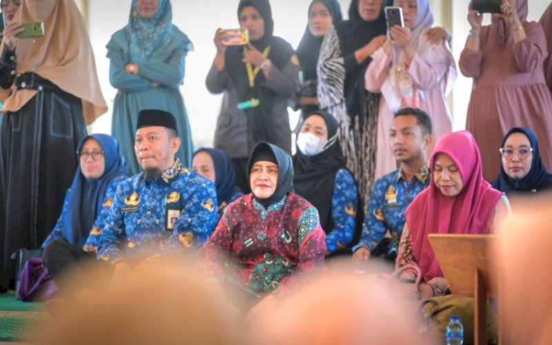 LOMBA. Ketua TP PKK Kota Kakassar, Indira Jusuf Ismail, turut hadir menyaksikan penampilan dan menyemarakkan kegiatan Final Lomba Asmaul Husna Pemkot Makassar di Masjid Raya Makassar, Selasa (17/9/2024). foto: istimewa