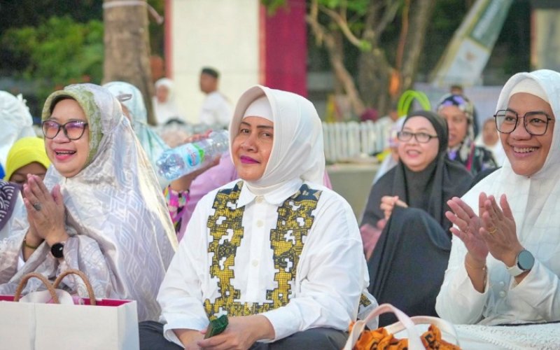 Indira Yusuf Ismail (tengah). foto: istimewa