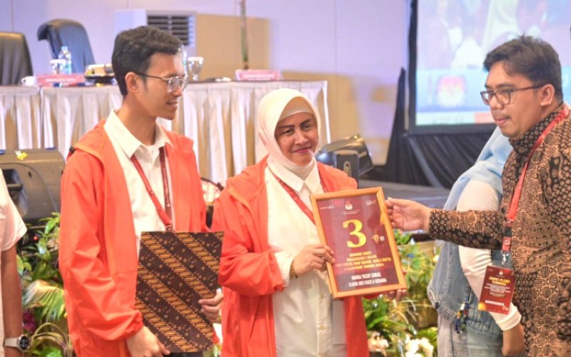 NOMOR URUT. Pasangan Calon Wali Kota dan Wakil Wali Kota Makassar, Indira Yusuf Ismail-Ilham Ari Fauzi A Uskara (Indira-Ilham Fauzi), mendapat nomor urut 3 pada pengundian nomor urut yang digelar KPU Kota Makassar di Ballroom Phinisi Hotel Claro Makassar, Senin (23/9/2024). foto: istimewa