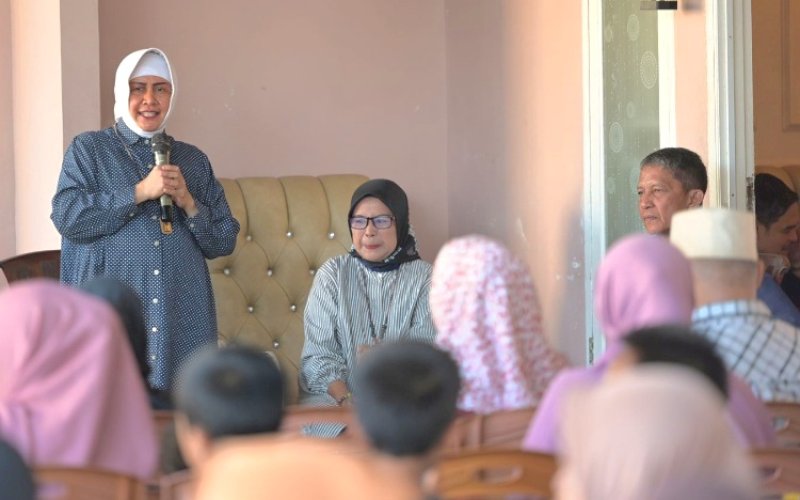 SILATURAHMI. Ketua TP PKK Kota Makassar, Indira Jusuf Ismail, memenuhi undangan dan bersilaturahmi ke kediaman salah satu warga asal Bone, Parawansyah, di Kelurahan Pampang, Kecamatan Panakkukang, Kota Makassar, Senin (9/9/2024). foto: istimewa