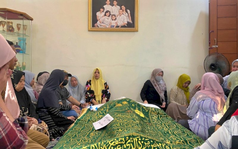 DISEMAYAMKAN. Jenazah Syahrial Syamsuri disemayamkan di rumah duka, Jl Bonto Nompo No 8 Gunung Sari, Kota Makassar, Kamis (5/9/2024). foto: istimewa