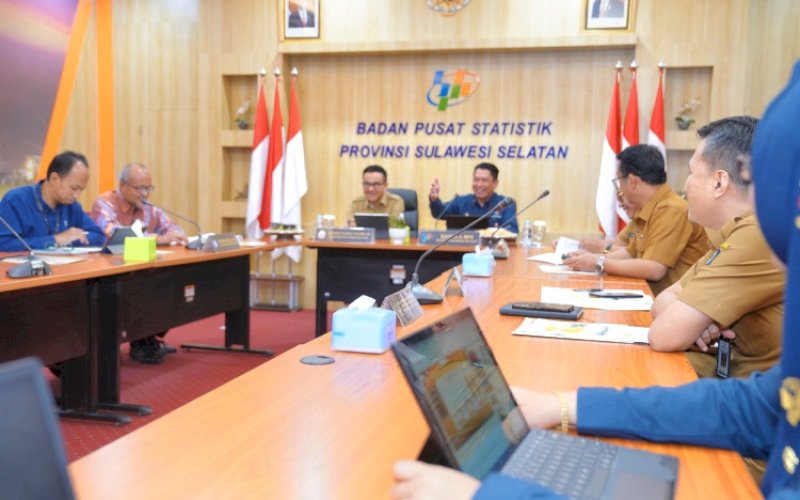 RILIS. Kepala BPS Sulsel Aryanto bersama Sekda Provinsi Sulsel Jufri Rahman saat rilis berita BPS Provinsi Sulsel mengenai indikator strategis Agustus 2024, yang dilaksanakan di Ruang Bawakaraeng Kantor BPS Sulsel, Senin (2/9/2024). foto: istimewa