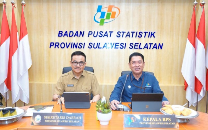 RILIS. Kepala BPS Sulsel Aryanto bersama Sekda Provinsi Sulsel Jufri Rahman saat rilis berita BPS Provinsi Sulsel mengenai indikator strategis Agustus 2024, yang dilaksanakan di Ruang Bawakaraeng Kantor BPS Sulsel, Senin (2/9/2024). foto: istimewa
