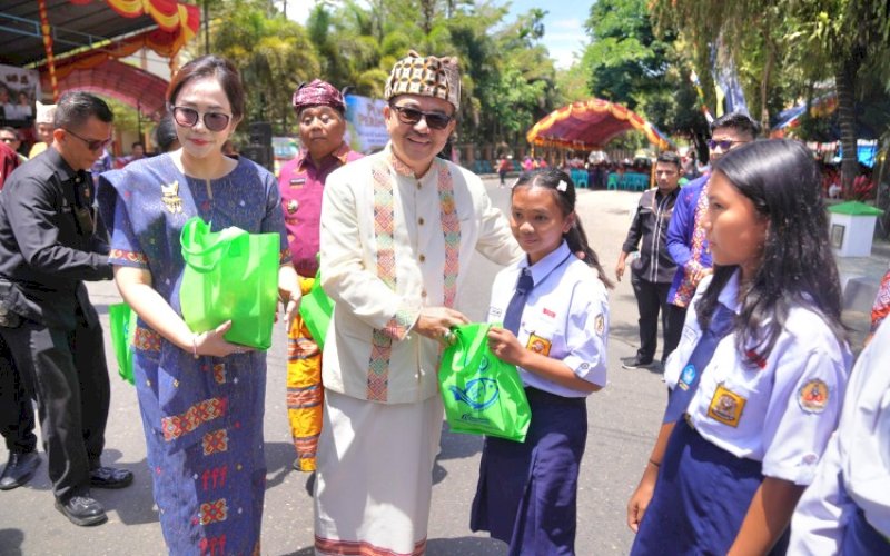 PENYERAHAN. Sekda Provinsi Sulsel, Jufri Rahman, menyerahkan bingkisan kepada anak sekolah saat menghadiri Hari Jadi/Hari Ulang Tahun (HUT) Tana Toraja ke-67 dan HUT Toraja ke-777, yang dipusatkan di Plaza Kolam Makale, Senin (16/9/2024). foto: istimewa