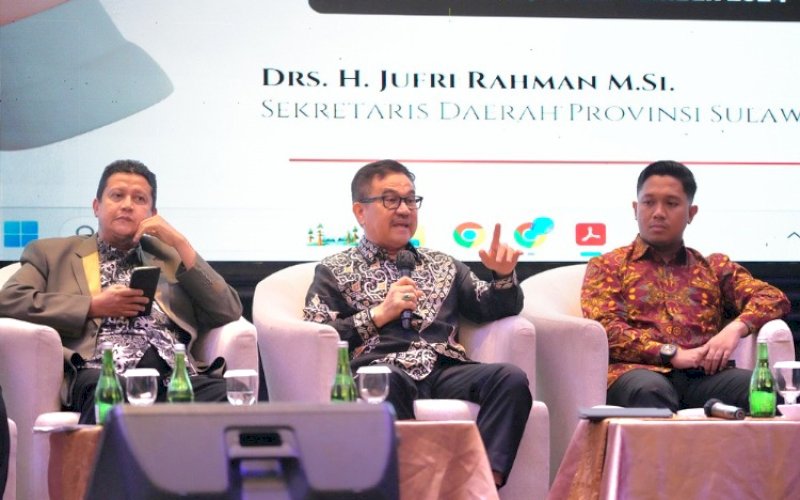 DISKUSI. Sekda Provinsi Sulsel, Jufri Rahman (tengah), menjadi pembicara dalam diskusi yang menjadi rangkaian Deklarasi Netralitas Kepala Desa pada Pemilihan Serentak 2024, yang dilaksanakan Bawaslu Sulsel di Hotel Four Points by Sheraton Makassar, Rabu (25/9/2024). foto: istimewa