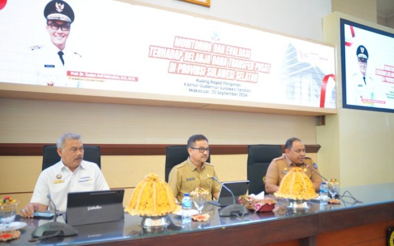 MONITORING. Sekda Provinsi Sulsel, Jufri Rahman (tengah), menghadiri kegiatan Monitoring dan Evaluasi Terhadap Belanja Dana Transfer Pusat di Provinsi Sulsel, yang digelar di Ruang Rapat Pimpinan Kantor Gubernur Sulsel, Senin (30/9/2024). foto: istimewa